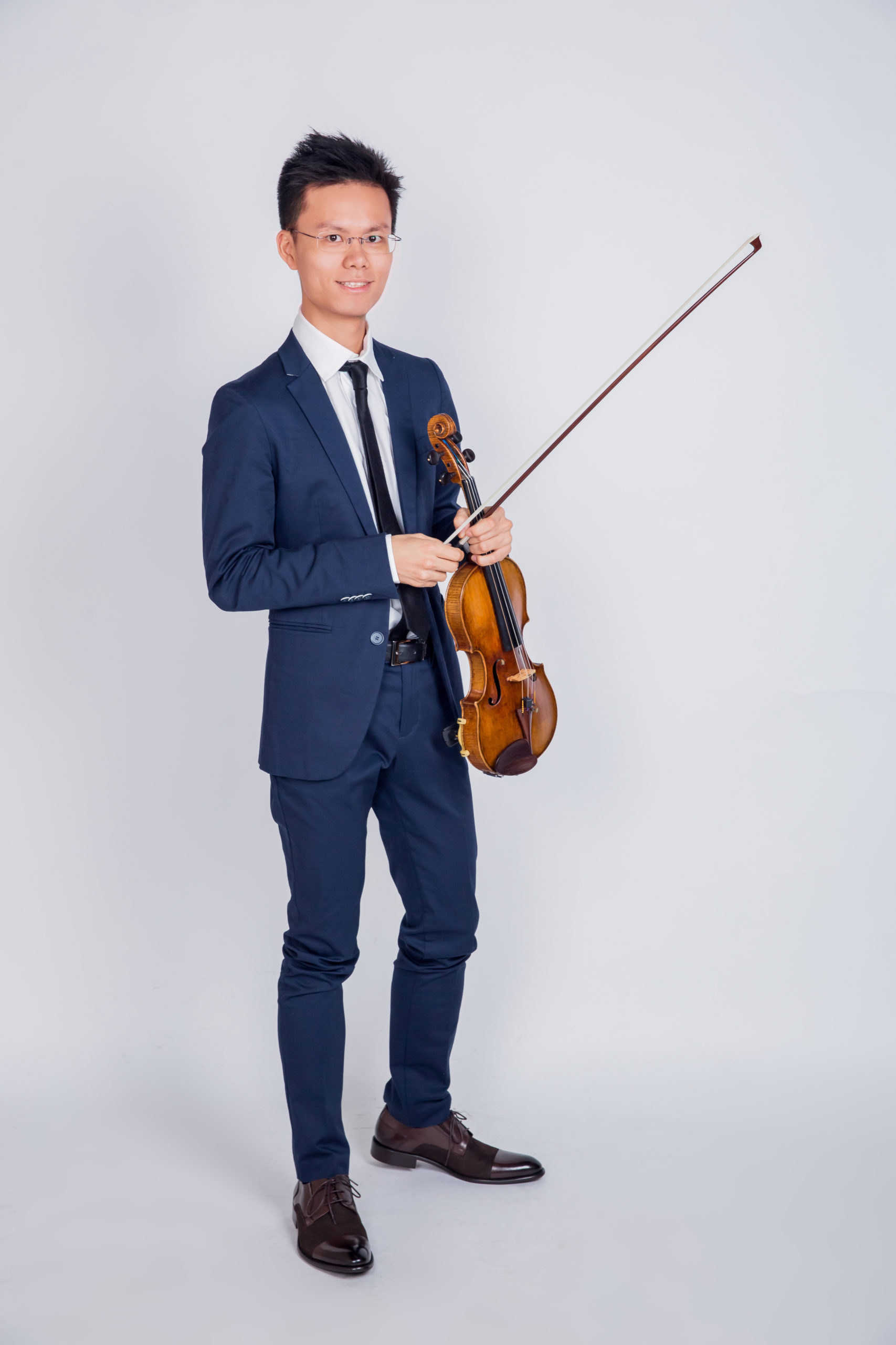 Image of Chi Li holding violin